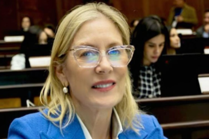 La asambleísta y madre del presidente, Annabella Azin, ejerció su derecho al voto.