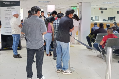 varias personas sacaron su cédula de identidad en Loja