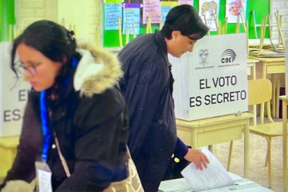 Durante la mañana, la canciller también acudió a las urnas para emitir su voto.