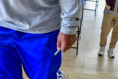 Los electores ingresan al recinto electoral con  sus propios bolígrafos en la mano.