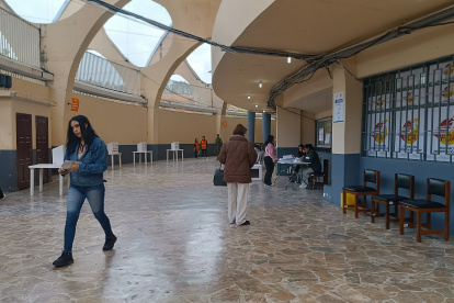 Los recintos electorales lucieron sin mucha afluencia de votantes hasta antes del mediodía en Cuenca.