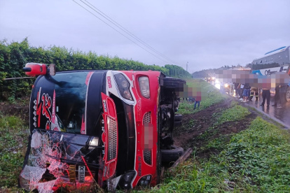 Tres muertos dejó el volcamiento de un bus en Quevedo. Otro vehículo, de la cooperativa Buena Fe, también se siniestró en Los Ríos y dejó heridos.