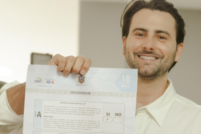 Niels Olsen votó en la UEES y expresó su confianza en el respaldo de la ciudadanía.