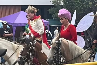 Imagen mejorada con IA: Iván Farah llegó al recinto electoral vestido del Príncipe Encantador.