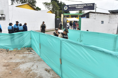 El acceso al recinto es complicado, pues la calle Aurora Estrada está cerrada por obras de adoquinado.