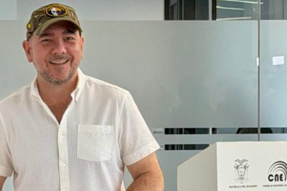 El ministro de Defensa, Gian Carlo Loffredo, ejerció su derecho al voto durante la jornada electoral.