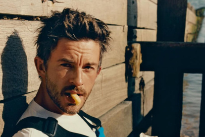 Jonathan Bailey reconocido por People como el Hombre Vivo más Sexy de 2025