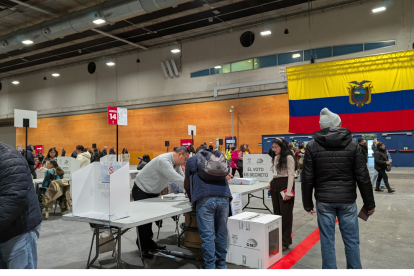 Ecuatorianos en Madrid acudieron a las juntas electorales para participar en el Referéndum y Consulta Popular 2025.