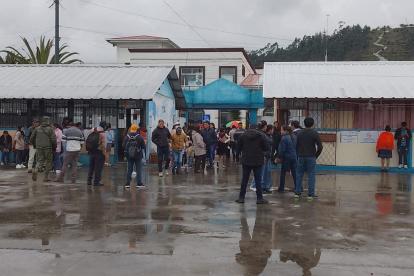 Apawki Castro reacciona en X ante señalamientos del ministro del Interior sobre papeletas falsas en Esmeraldas.