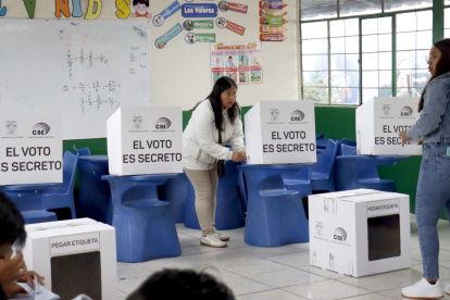 El CNE informó que poco menos de la mitad de los electorales ya había votado hasta las 13:00 del 16 de noviembre.