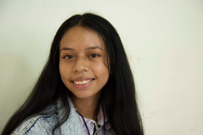 Melany Rojas hace control electoral.