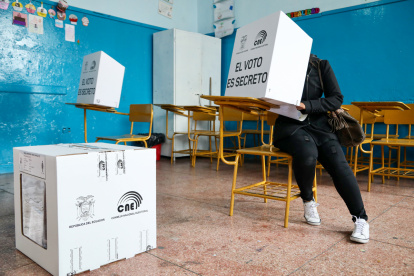 Una persona vota para el referéndum este domingo, en Quito (Ecuador).