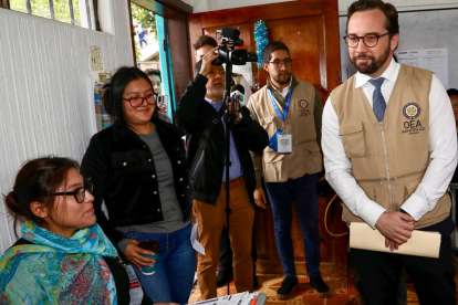 Observadores de la OEA supervisan el referéndum en Quito.