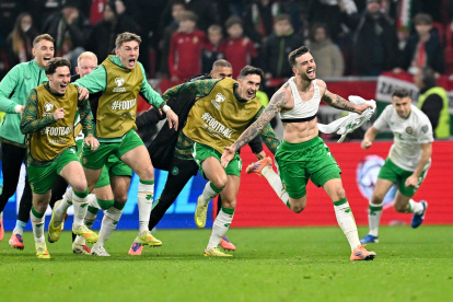 Jugadores de Irlanda celebraron el triunfo que les dio el pase al repechaje para el Mundial 2026.