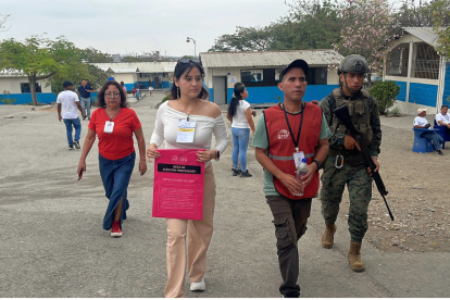 Autoridades y personal militar supervisan el ingreso a recintos electorales durante la jornada del referéndum