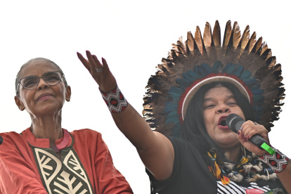 La ministra de Medio Ambiente de Brasil, Marina Silva (izquierda), y la ministra de los Pueblos Indígenas, Sonia Guajajara, participaron en la Marcha Global por el Clima en protesta por la defensa de los bosques, los derechos territoriales indígenas y la responsabilidad climática global.