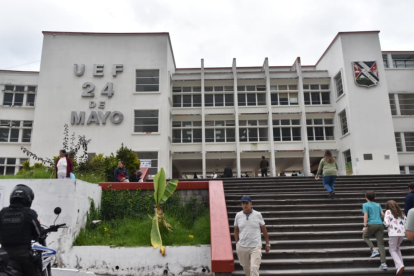 Recinto electoral del colegio 24 de Mayo durante la jornada de referéndum y consulta popular 2025.