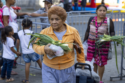 Decenas de venezonalas acudieron al mercado para comprar los ingredientes para preparae hallacas.