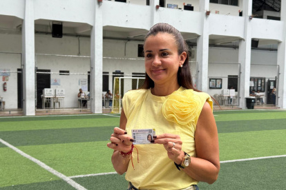Aguiñaga votó en la Unidad Educativa José Domingo de Santistevan, en Puerto Santa Ana