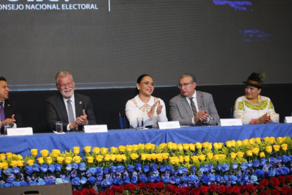 Autoridades del Consejo Nacional Electoral durante acto oficial en el marco de la jornada electoral 2025.