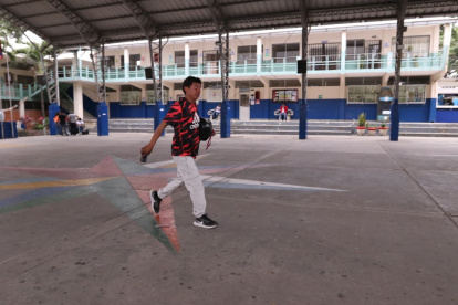 Pocos ciudadanos llegaron hasta el colegio 28 de Mayo, en el norte de Guayaquil, minutos antes de las 17:00 de este domingo 16 de noviembre.
