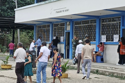 Ciudadanosen un recinto electoral de Manabí durante la jornada de consulta popular 2025.