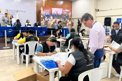 En la delegación provincial del Guayas del CNE se realiza el escrutinio de los votos de los PPL y de quienes ejercieron su voto en casa.