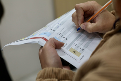 Un jurado electoral realiza el conteo de votos del referéndum este domingo, en Quito (Ecuador).