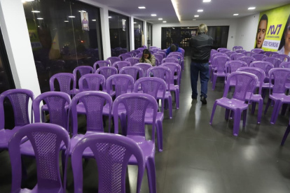 Los simpatizantes de ADN abandonaron la sede del movimiento en Quito, luego de conocerse que el "No" tomaba ventaja en lo resultados preliminares de la consulta popular.