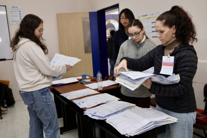 Juradas electorales realizan el conteo de votos del referéndum este domingo, en Quito (Ecuador).