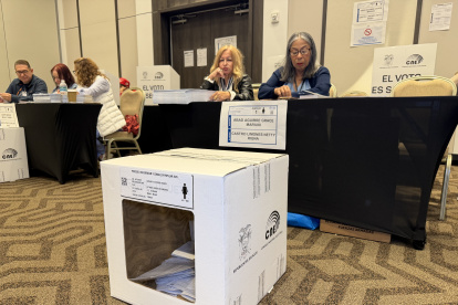 Más de 10.200 ecuatorianos empadronados acudieron hoy a votar en la consulta y referéndum 2025.