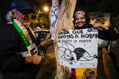 Quiteños celebran el triunfo del "No" en el referéndum este domingo, en Quito (Ecuador).
