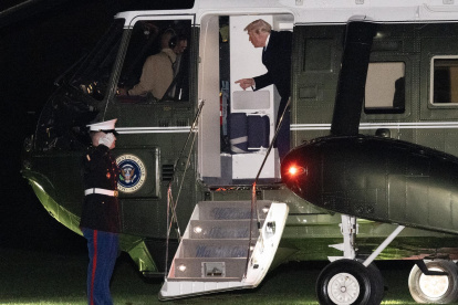 El presidente estadounidense Donald J. Trump habla con el piloto a bordo del Marine One en el jardín sur de la Casa Blanca después de regresar de un fin de semana en West Palm Beach, Florida.