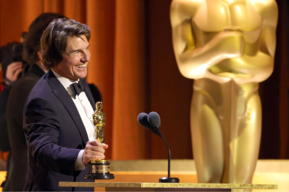 Tom Cruise recibe su primera estatuilla honorífica en los Governos Awards.