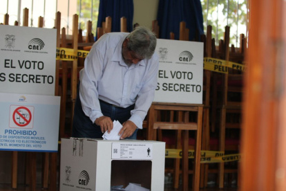Votantes ejercen su derecho al sufragio durante la Consulta Popular 2025.