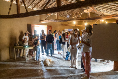 Vecinos de El Progreso participaron en mingas comunitarias para recuperar la escuelita de barro, hoy casa comunal y símbolo de identidad local.