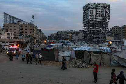 Tiendas de campaña de palestinos desplazados del norte de Gaza cerca de edificios destruidos en la Franja de Gaza, el  12 de noviembre de 2025.