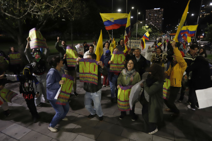 Un grupo de ciudadanos que en la consulta popular optaron por decir no a las preguntas el domingo 16 de noviembre de 2025.