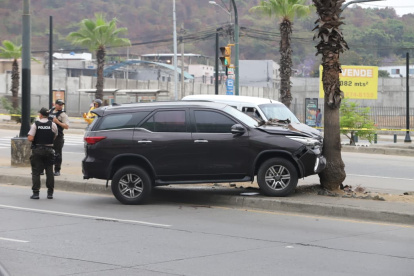 El vehículo se impactó luego de que su conductora fuera asesinada.
