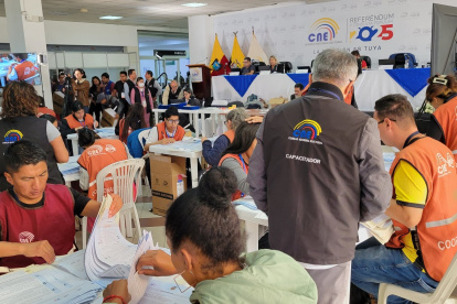 El CNE contabilizó los votos de Quito en la consulta popular en el Centro de procesamiento electoral de Pichincha.