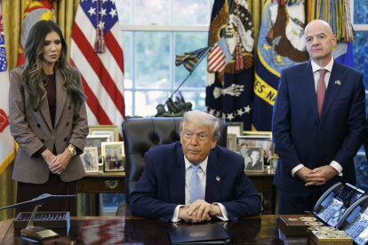 La secretaria de Seguridad Nacional de EE.UU., Kristi Noem (i), y el presidente de la FIFA, Gianni Infantino (d), asisten a una reunión con el presidente de EE.UU., Donald Trump (C).