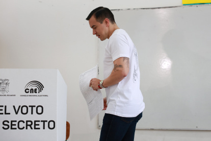 El presidente Daniel Noboa votó en Olón, Santa Elena.