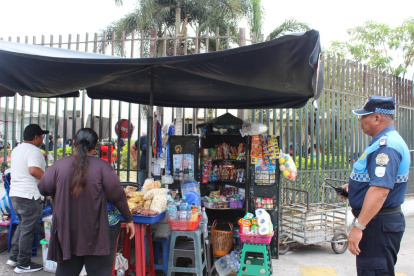 Agentes de Segura EP desalojaron a comerciantes autónomos que estaban en una de las aceras del hospital del IESS, en el sur de Guayaquil.