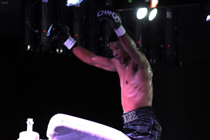 El festejo de Erick Bone tras derrotar a Luis Fernando Flores.