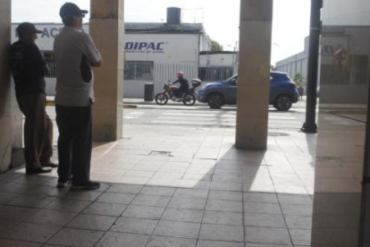 El presunto delincuente murió abatido a metros de la calzada.