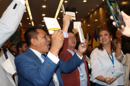 Miembros de la bancada de la Revolución Ciudadana festejaron con la Constitución en la mano.