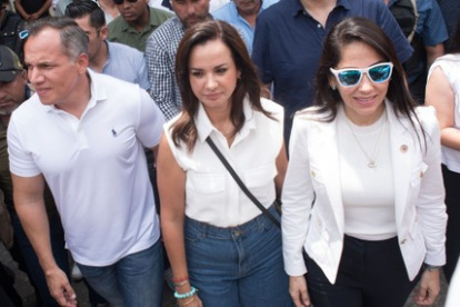 Luisa González y Marcela Aguiñaga, en un acto de militancia.