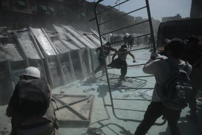 Manifestantes se enfrentan con integrantes de la policía en una protesta en inmediaciones del Palacio Nacional en Ciudad de México (México).