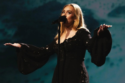 Adele durante uno de sus conciertos.