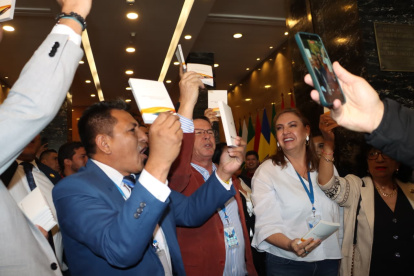Asambleístas y militantes de Revolución Ciudadana levantan ejemplares de la Constitución de Montecristi en el hall de la Asamblea Nacional, celebrando el triunfo del “No” en la consulta popular. EXPRESO